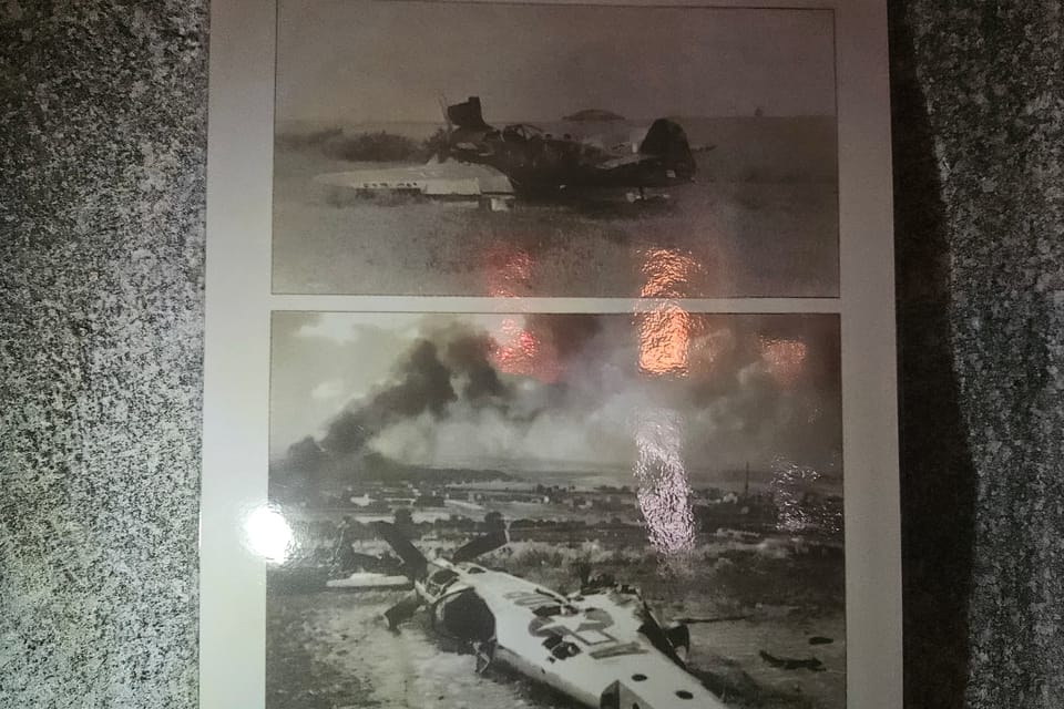 Sestřelená americká stíhačka na okraji letiště ve Kbelích, 16. 4. 1945 | Foto: Štěpánka Budková, Radio Prague International Sestřelená americká stíhačka na okraji letiště ve Kbelích, 16. 4. 1945 | Foto: Štěpánka Budková, Radio Prague International