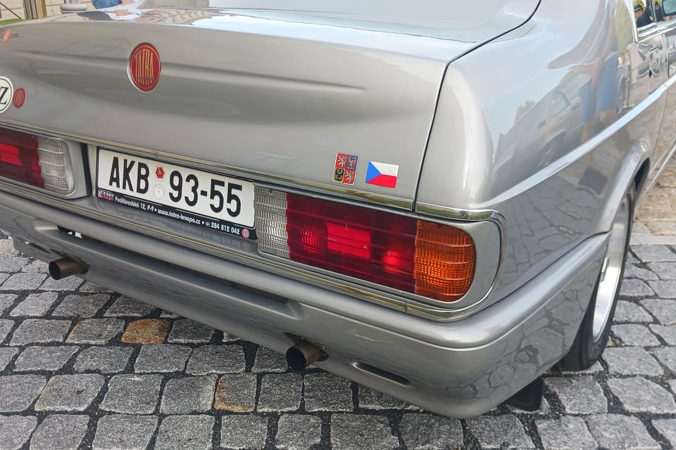 Tatra 700-2,  oblíbený vůz předsedy vlády Miloše Zemana  (s popelníkem navíc) | Foto: Lenka Žižková,  Radio Prague International