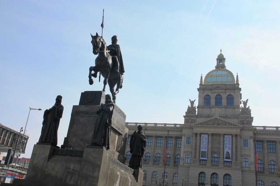 Slavná jezdecká socha byla doplněna čtyřmi sochami stojících světců. Jde o sv. Ludmilu, sv. Prokopa, sv. Vojtěcha a sv. Anežku | Foto: Barbora Němcová, Radio Prague International Slavná jezdecká socha byla doplněna čtyřmi sochami stojících světců. Jde o sv. Ludmilu, sv. Prokopa, sv. Vojtěcha a sv. Anežku | Foto: Barbora Němcová, Radio Prague International