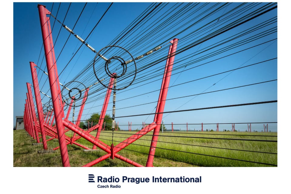 Stožár vysílače Liblice je uzavřen v kleci z drátěných vodičů, foto: Andrea Filičková Stožár vysílače Liblice je uzavřen v kleci z drátěných vodičů, foto: Andrea Filičková