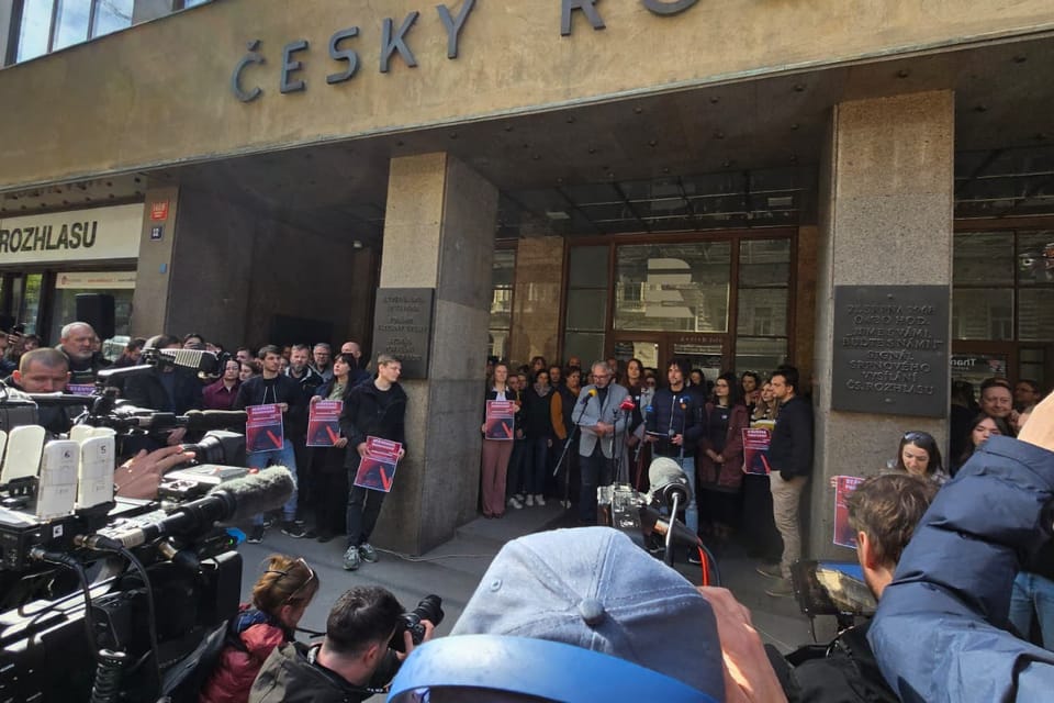 Před budovou Českého rozhlasu ve Vinohradské ulici v Praze | Foto: Český rozhlas