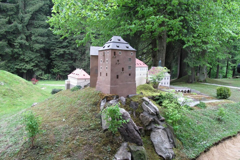 Miniaturní model hradu a zámku Bečov v zahradním muzeu Boheminium | Foto: Pavla Sofilkaničová, Český rozhlas Miniaturní model hradu a zámku Bečov v zahradním muzeu Boheminium | Foto: Pavla Sofilkaničová, Český rozhlas