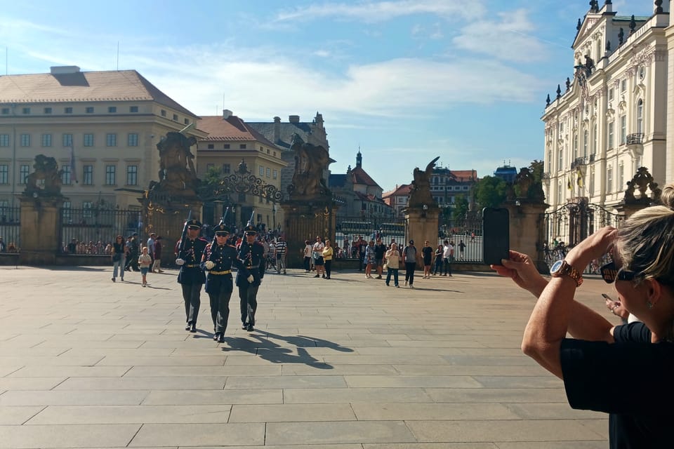 Střídání hradní stráže | Foto: Lenka Žižková, Radio Prague International Střídání hradní stráže | Foto: Lenka Žižková, Radio Prague International