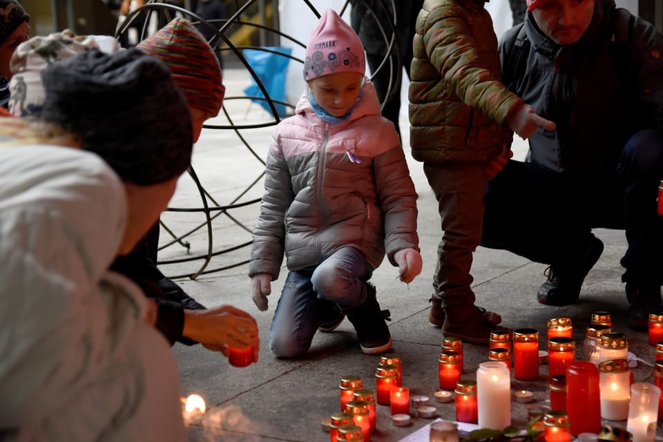 17. listopad na Národní třídě. Setkání u plastiky Srdce pro Václava Havla (piazzetta Národního divadla) | Foto: Barbora Navrátilová, Radio Prague International 17. listopad na Národní třídě. Setkání u plastiky Srdce pro Václava Havla (piazzetta Národního divadla) | Foto: Barbora Navrátilová, Radio Prague International