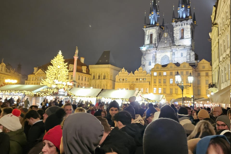 Trhy na Staroměstském náměstí lákají davy turistů | Foto: Klára Stejskalová, Radio Prague International Trhy na Staroměstském náměstí lákají davy turistů | Foto: Klára Stejskalová, Radio Prague International