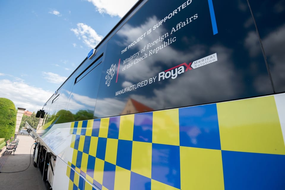 ČR posílá na Ukrajinu autobus přestavěný na intenzivní péči pro 5 pacientů a 6 zdravotníků | Foto: Zuzana Jarolímková, Český rozhlas ČR posílá na Ukrajinu autobus přestavěný na intenzivní péči pro 5 pacientů a 6 zdravotníků | Foto: Zuzana Jarolímková, Český rozhlas