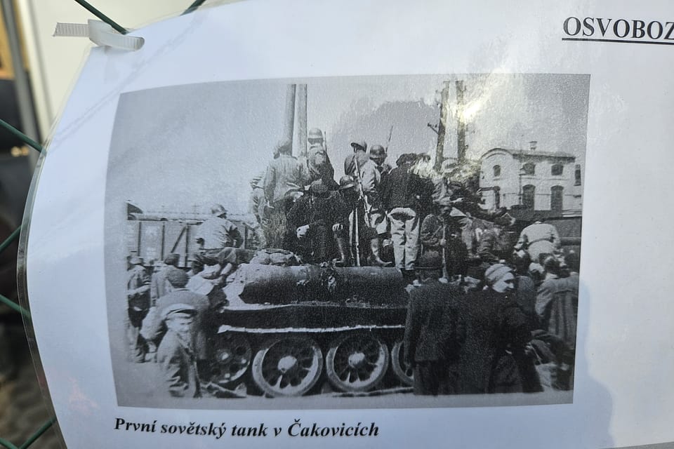První sovětský tank v Čakovicích | Foto: Štěpánka Budková, Radio Prague International První sovětský tank v Čakovicích | Foto: Štěpánka Budková, Radio Prague International