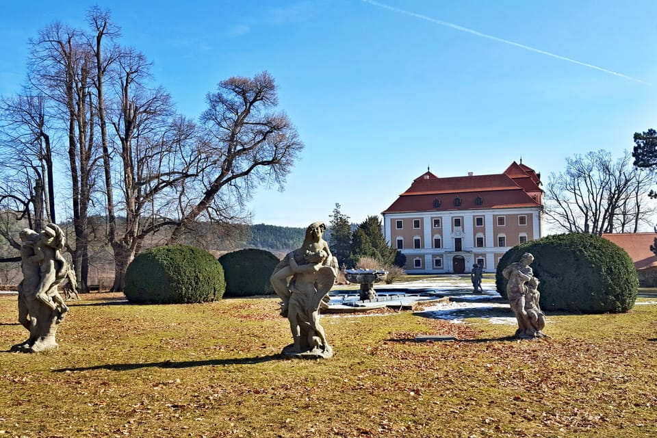 Barokní sochy od Matyáše Brauna v parku zámku Valeč | Foto: Monika Červená,  Český rozhlas