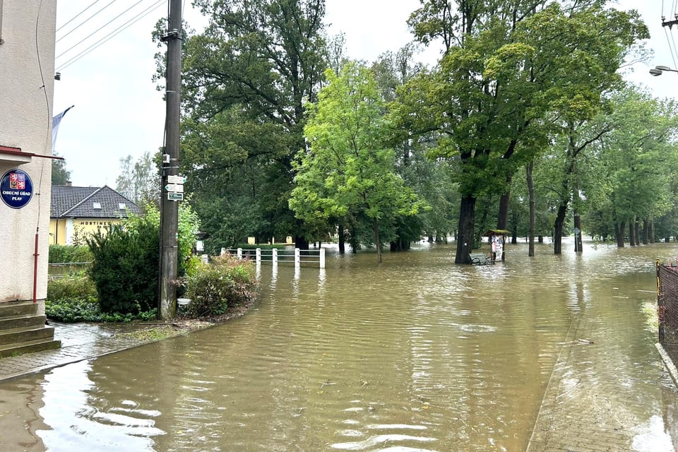 Řeka Malše zaplavila střed obce Plav na Českobudějovicku | Foto: Matěj Vodička,  Český rozhlas