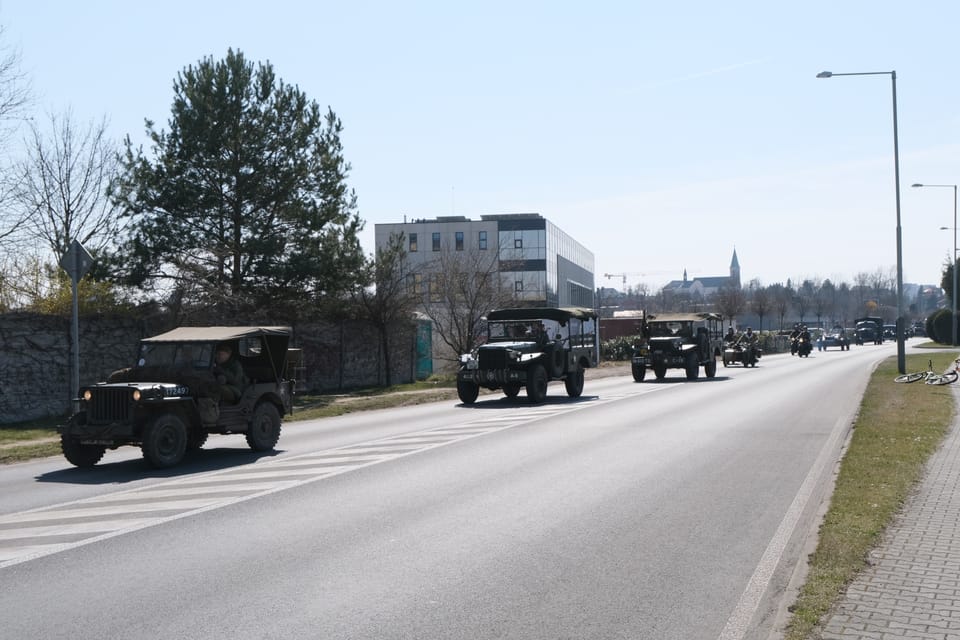 Konvoj historických vojenských vozidel ku příležitosti 80. výročí osvbození a připomenutí náletů na Prahu v roce 1945 | Foto: Bohumil Šimčík, Radio Prague International Konvoj historických vojenských vozidel ku příležitosti 80. výročí osvbození a připomenutí náletů na Prahu v roce 1945 | Foto: Bohumil Šimčík, Radio Prague International