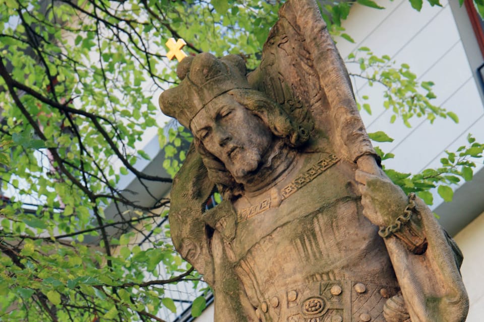 Světec má knížecí korunu, dlouhý plášť, v levé ruce korouhev, pravou rukou žehná, na opasku má zavěšen meč | Foto: Barbora Němcová, Radio Prague International Světec má knížecí korunu, dlouhý plášť, v levé ruce korouhev, pravou rukou žehná, na opasku má zavěšen meč | Foto: Barbora Němcová, Radio Prague International