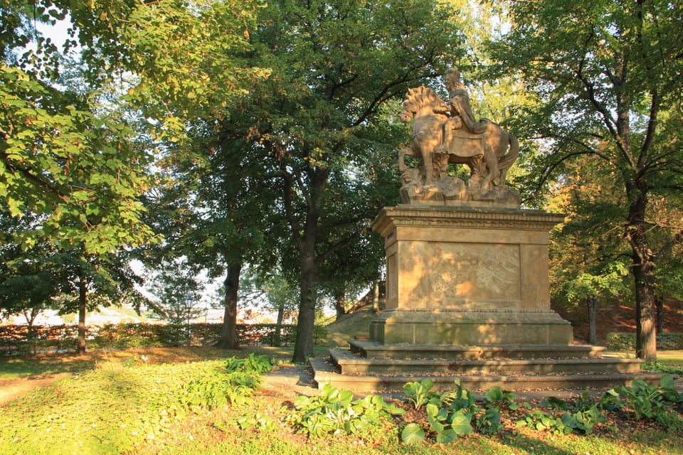Jezdecká socha knížete Václava z let 1678–1680 stojí ve Štulcových sadech na Vyšehradě | Foto: Barbora Němcová,  Radio Prague International