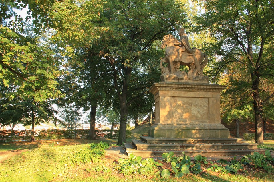 Jezdecká socha knížete Václava z let 1678–1680 stojí ve Štulcových sadech na Vyšehradě | Foto: Barbora Němcová, Radio Prague International Jezdecká socha knížete Václava z let 1678–1680 stojí ve Štulcových sadech na Vyšehradě | Foto: Barbora Němcová, Radio Prague International
