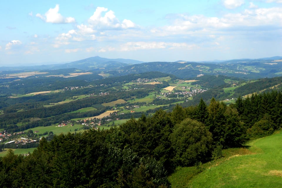 Výhled z vrchu Kozákov směrem na hřeben Ještědu, foto: Magdalena Kašubová Výhled z vrchu Kozákov směrem na hřeben Ještědu, foto: Magdalena Kašubová