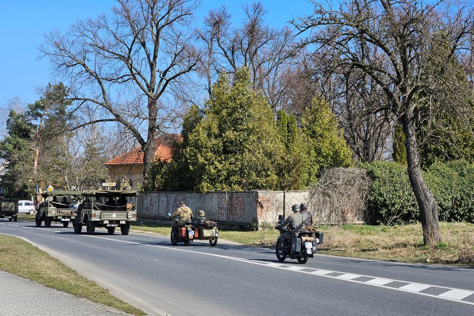 Konvoj historických vojenských vozidel ku příležitosti 80. výročí osvbození a připomenutí náletů na Prahu v roce 1945 | Foto: Štěpánka Budková, Radio Prague International Konvoj historických vojenských vozidel ku příležitosti 80. výročí osvbození a připomenutí náletů na Prahu v roce 1945 | Foto: Štěpánka Budková, Radio Prague International