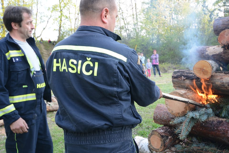Pálení čarodějnic a opékání buřtů v Liběchově ve Středočeském kraji | Foto: Eva Turečková, Radio Prague International Pálení čarodějnic a opékání buřtů v Liběchově ve Středočeském kraji | Foto: Eva Turečková, Radio Prague International