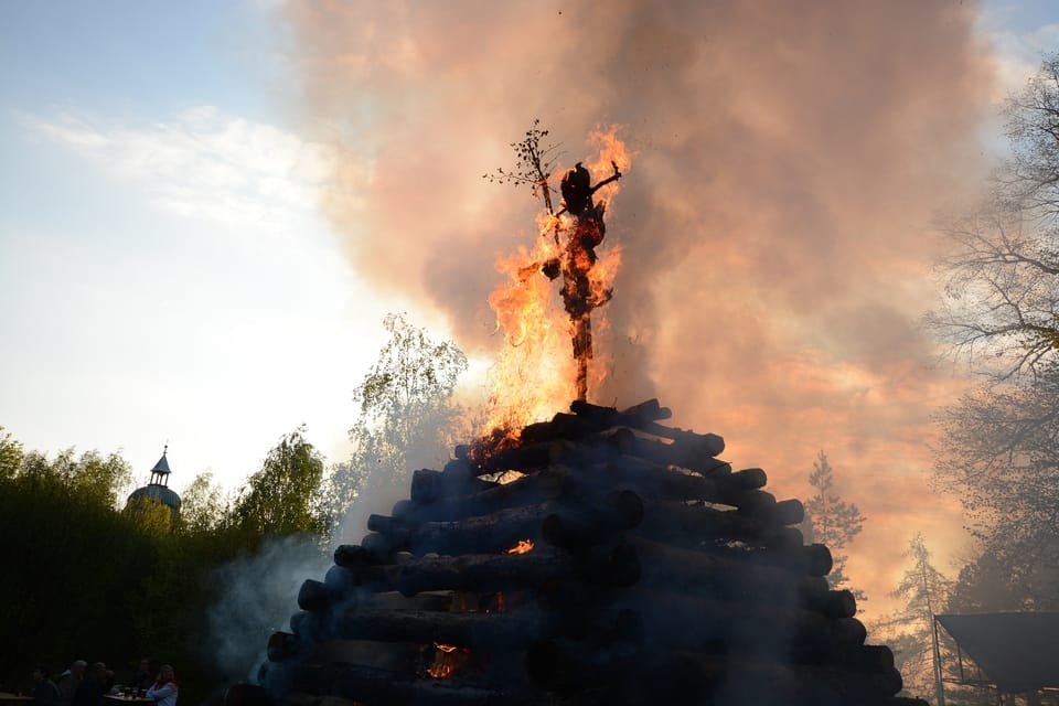 Pálení čarodějnic a opékání buřtů v Liběchově ve Středočeském kraji | Foto: Eva Turečková, Radio Prague International Pálení čarodějnic a opékání buřtů v Liběchově ve Středočeském kraji | Foto: Eva Turečková, Radio Prague International