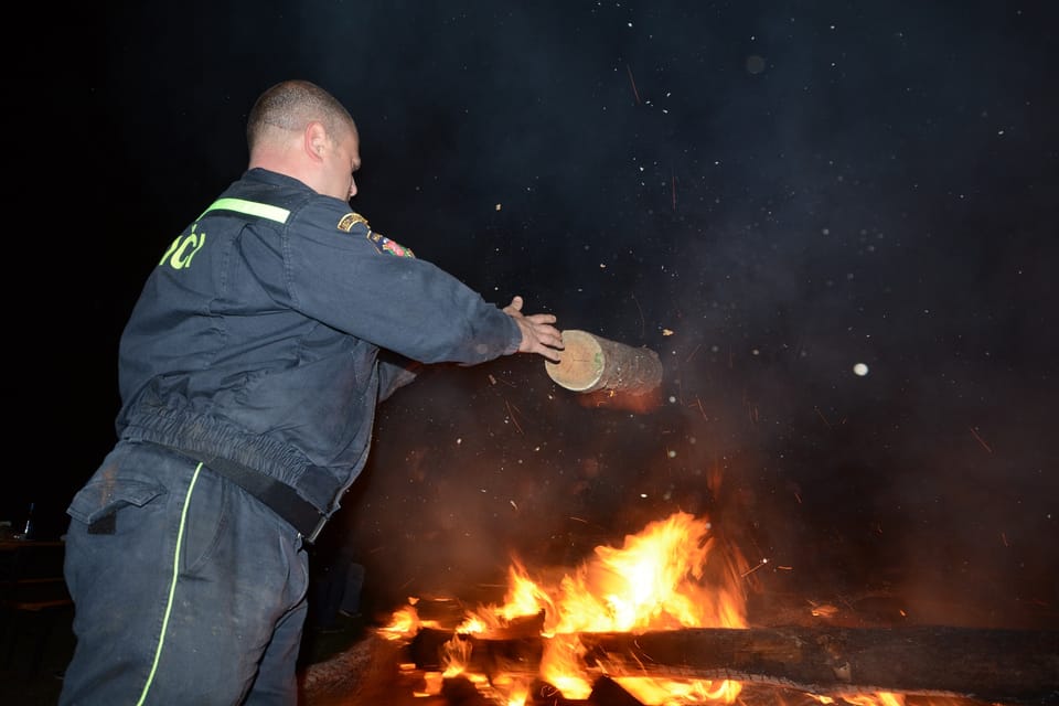 Pálení čarodějnic a opékání buřtů v Liběchově ve Středočeském kraji | Foto: Eva Turečková, Radio Prague International Pálení čarodějnic a opékání buřtů v Liběchově ve Středočeském kraji | Foto: Eva Turečková, Radio Prague International