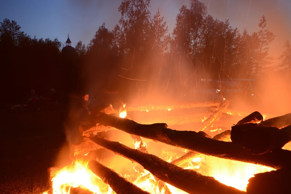 Pálení čarodějnic a opékání buřtů v Liběchově ve Středočeském kraji | Foto: Eva Turečková, Radio Prague International Pálení čarodějnic a opékání buřtů v Liběchově ve Středočeském kraji | Foto: Eva Turečková, Radio Prague International