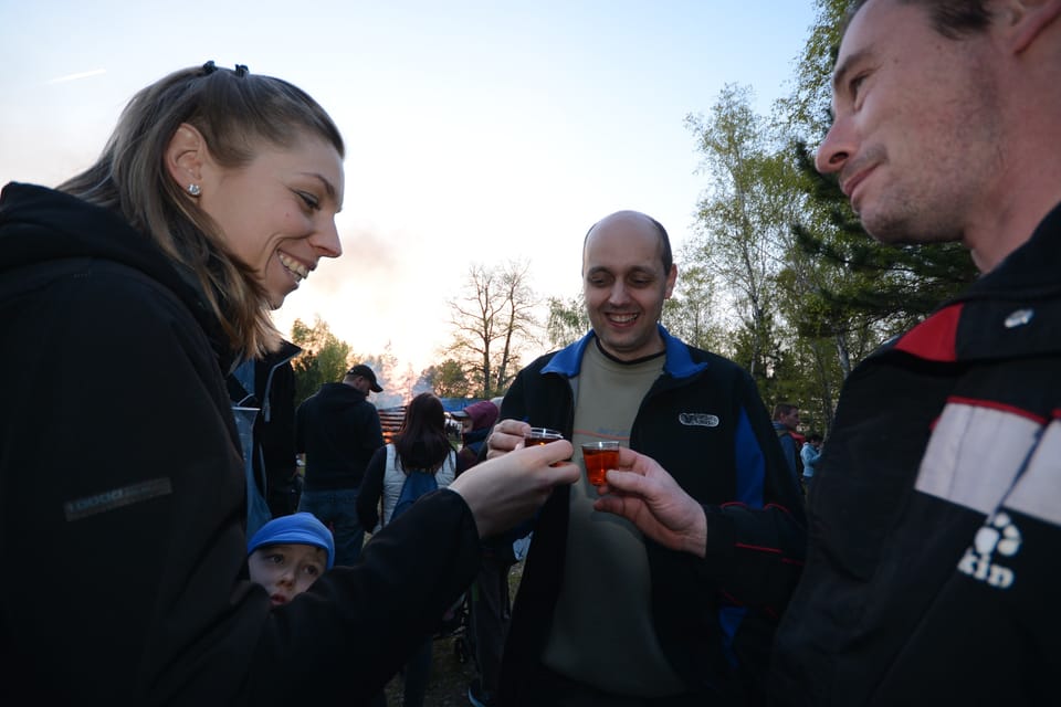 Pálení čarodějnic a opékání buřtů v Liběchově ve Středočeském kraji | Foto: Eva Turečková, Radio Prague International Pálení čarodějnic a opékání buřtů v Liběchově ve Středočeském kraji | Foto: Eva Turečková, Radio Prague International