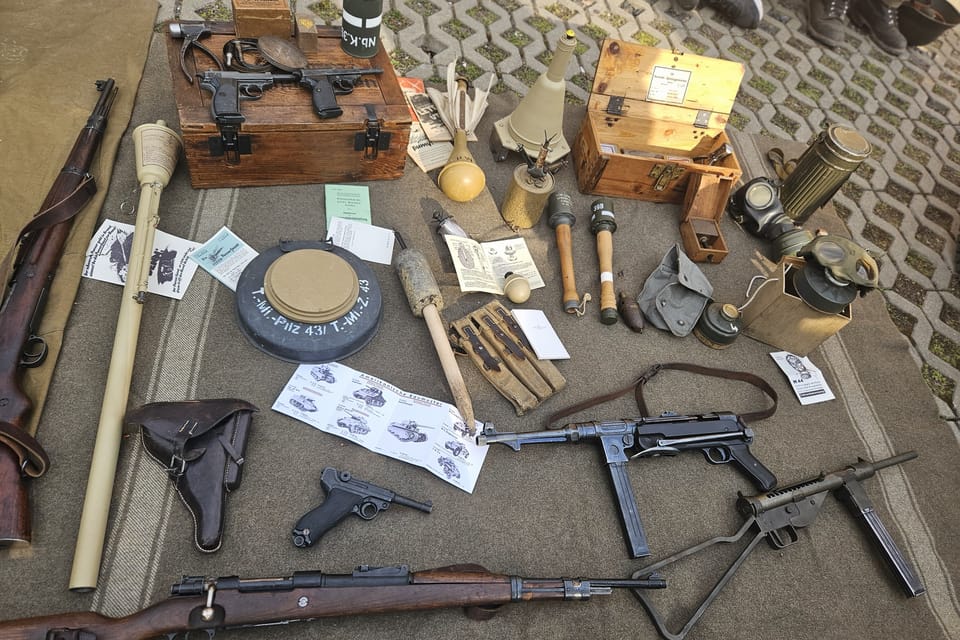 Ukázky historické vojenské výstroje a výzbroje | Foto: Štěpánka Budková, Radio Prague International Ukázky historické vojenské výstroje a výzbroje | Foto: Štěpánka Budková, Radio Prague International