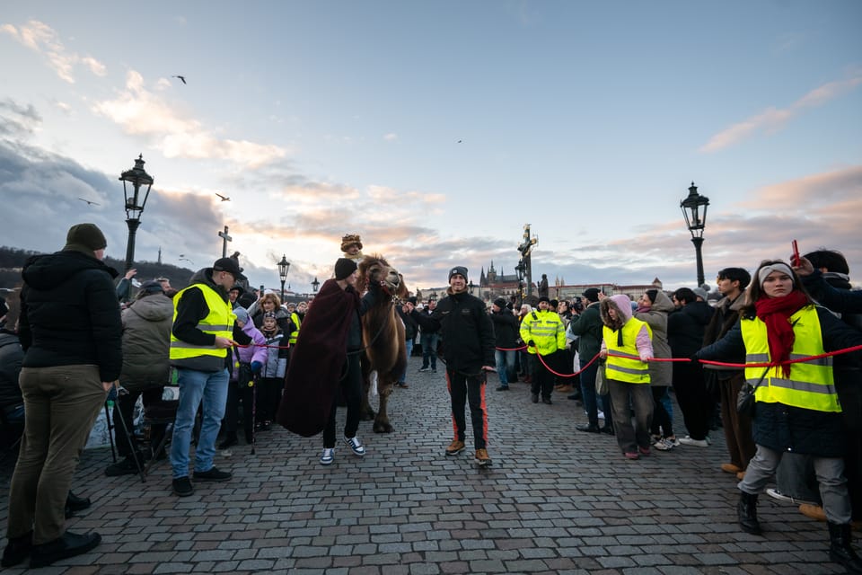 Průvod na Karlově mostě | Foto: Zuzana Jarolímková, iROZHLAS.cz Průvod na Karlově mostě | Foto: Zuzana Jarolímková, iROZHLAS.cz