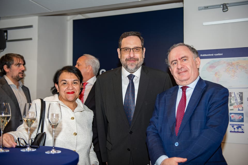 Zleva: Velvyslankyně Kolumbie Solangel Ortiz Mejía, velvyslanec Chile Víctor Abujatum, velvyslanec Argentiny Claudio Javier Rozencwaig | Foto: René Zavoral, Radio Prague International Zleva: Velvyslankyně Kolumbie Solangel Ortiz Mejía, velvyslanec Chile Víctor Abujatum, velvyslanec Argentiny Claudio Javier Rozencwaig | Foto: René Zavoral, Radio Prague International