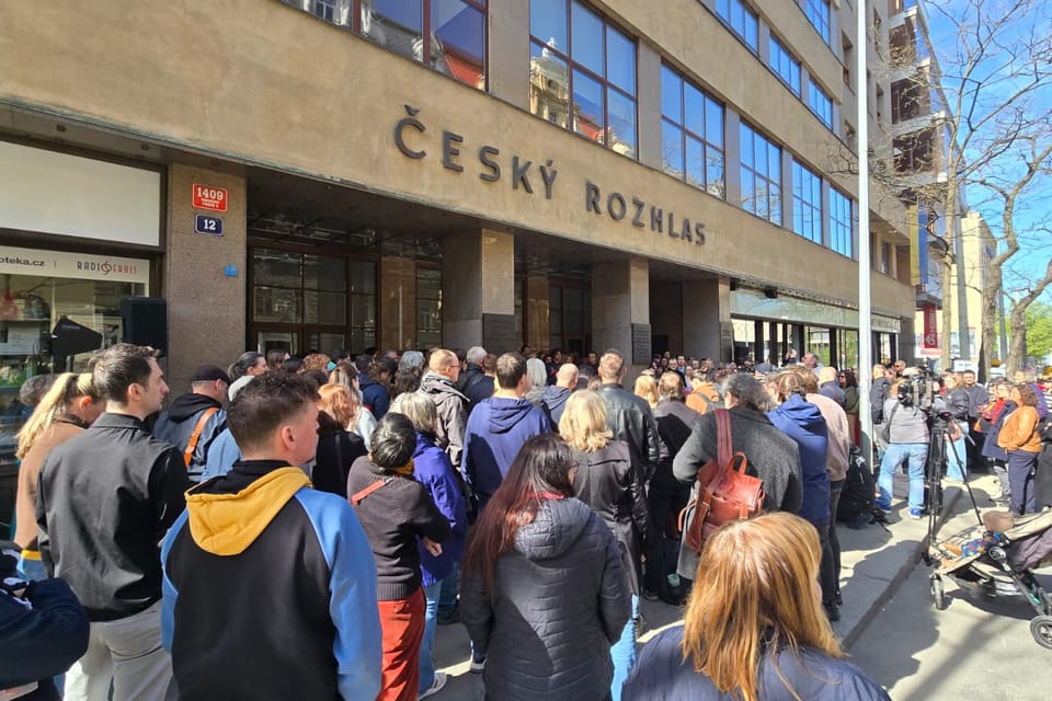Před budovou Českého rozhlasu ve Vinohradské ulici v Praze | Foto: Český rozhlas Před budovou Českého rozhlasu ve Vinohradské ulici v Praze | Foto: Český rozhlas