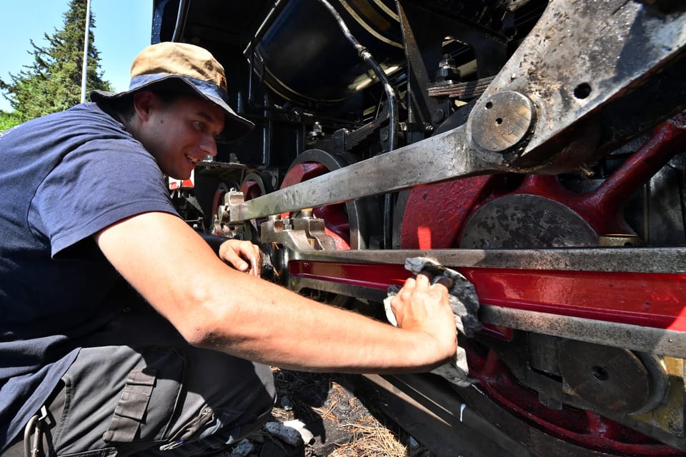 Pravidelná údržba lokomotivy U 57.001, kterou vyrobila ve 30. letech Škodovka pro Jugoslávské železnice. | Foto: Břetislav Tureček, Radio Prague International Pravidelná údržba lokomotivy U 57.001, kterou vyrobila ve 30. letech Škodovka pro Jugoslávské železnice. | Foto: Břetislav Tureček, Radio Prague International