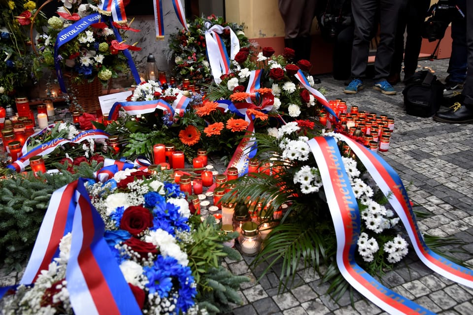 Pietní místo u památníku na Národní třídě, který připomíná události 17. listopadu 1989 | Foto: Barbora Navrátilová, Radio Prague International Pietní místo u památníku na Národní třídě, který připomíná události 17. listopadu 1989 | Foto: Barbora Navrátilová, Radio Prague International