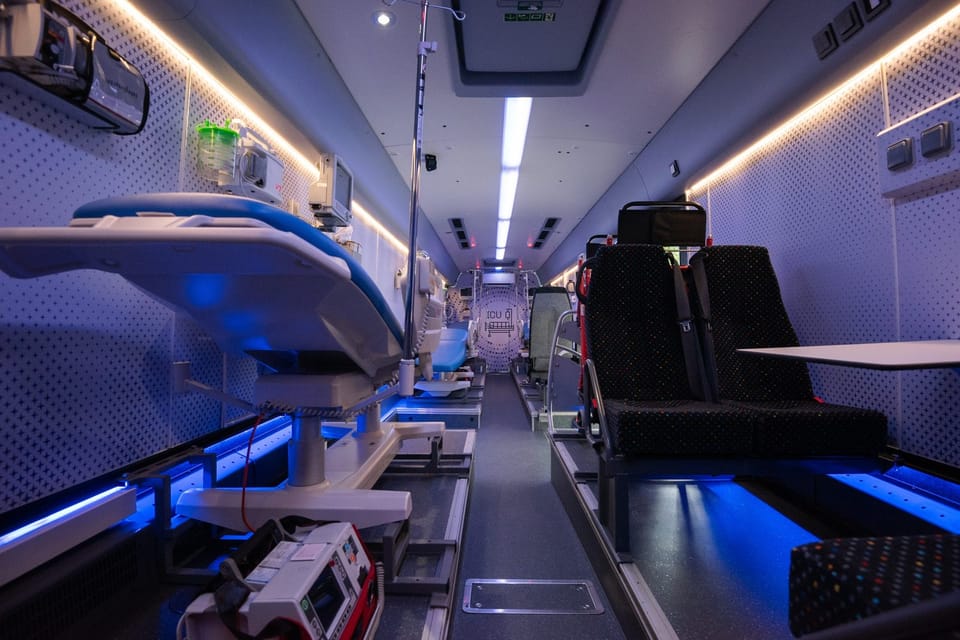 ČR posílá na Ukrajinu autobus přestavěný na intenzivní péči pro 5 pacientů a 6 zdravotníků | Foto: Zuzana Jarolímková, Český rozhlas ČR posílá na Ukrajinu autobus přestavěný na intenzivní péči pro 5 pacientů a 6 zdravotníků | Foto: Zuzana Jarolímková, Český rozhlas