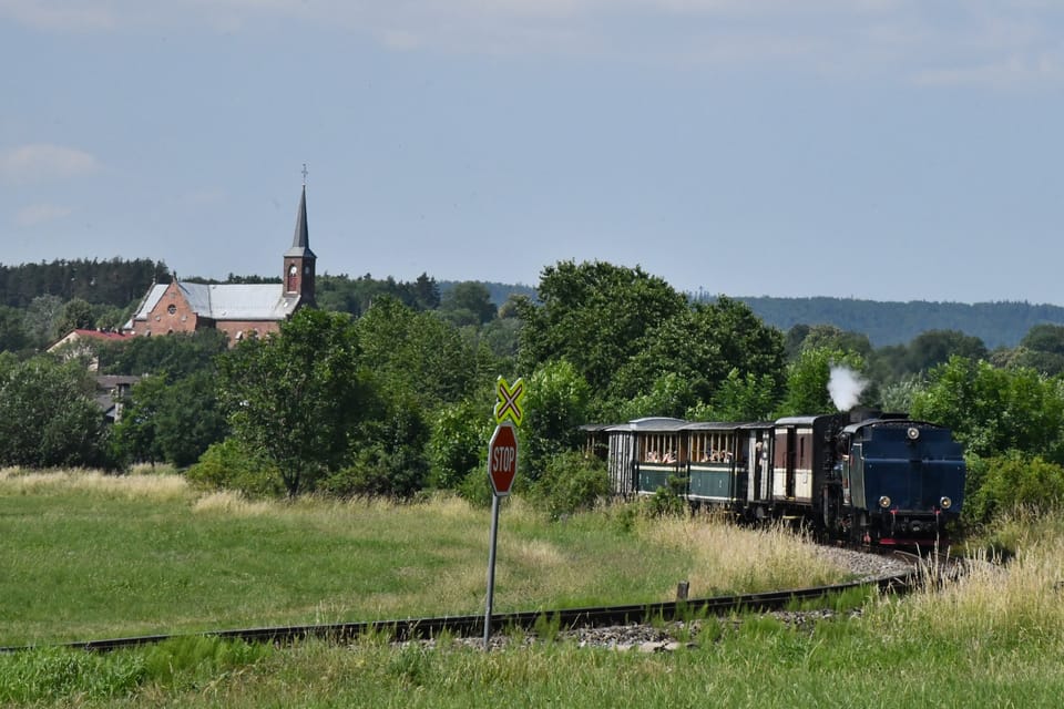 Parní vlak vyjíždí z Liptaně dál na Osoblahu. | Foto: Břetislav Tureček, Radio Prague International Parní vlak vyjíždí z Liptaně dál na Osoblahu. | Foto: Břetislav Tureček, Radio Prague International