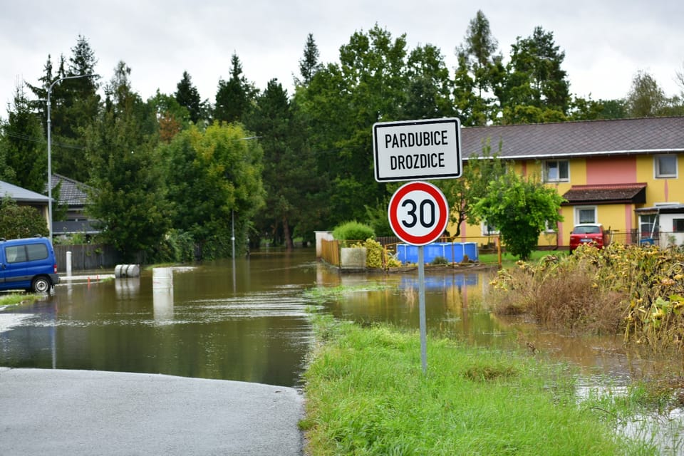 Zatopená příjezdová cesta do Drozdic na Pardubicku | Foto: Honza Ptáček,  Český rozhlas