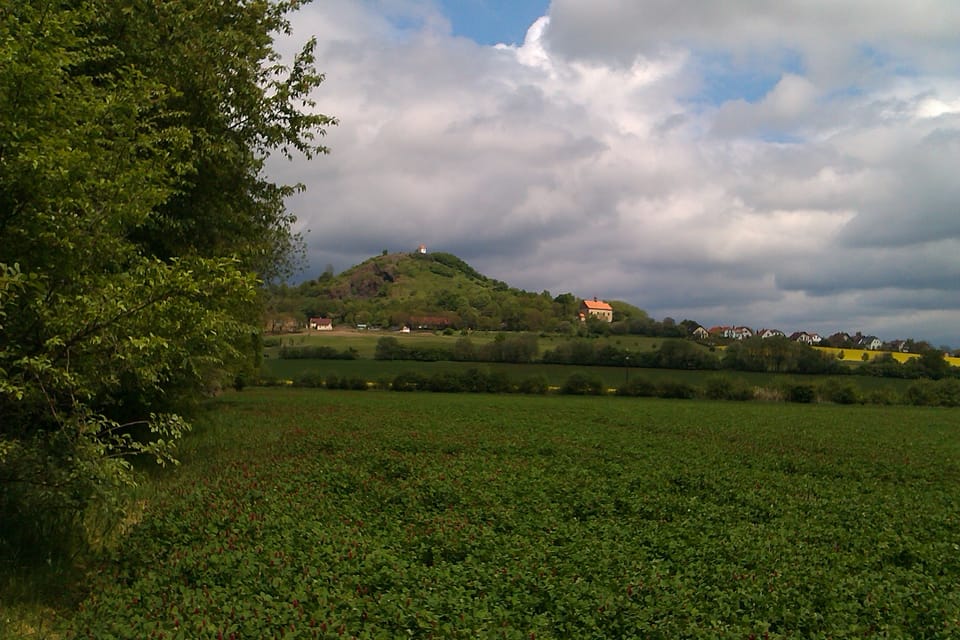 Kopec Zebín (399 m n. m.) s kapličkou sv. Máří Magdalény, foto: Jan Chalupa Kopec Zebín (399 m n. m.) s kapličkou sv. Máří Magdalény, foto: Jan Chalupa