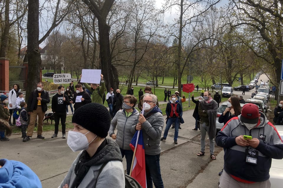 Demonstrace před ruskou ambasádou v Praze | Foto: Kateřina Ayzpurvit,  Radio Prague International