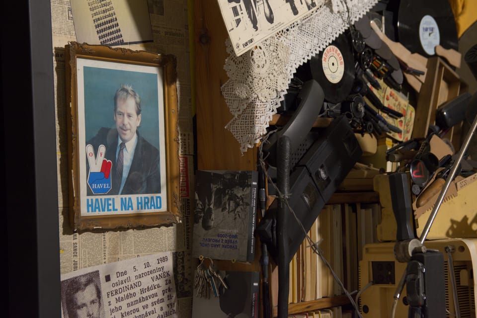 Anamorfní socha Václava Havla vystavená na pražském letišti | Foto: Barbora Navrátilová, Radio Prague International Anamorfní socha Václava Havla vystavená na pražském letišti | Foto: Barbora Navrátilová, Radio Prague International