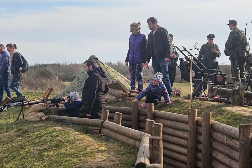 Ukázky historické vojenské výstroje a výzbroje | Foto: Štěpánka Budková, Radio Prague International Ukázky historické vojenské výstroje a výzbroje | Foto: Štěpánka Budková, Radio Prague International
