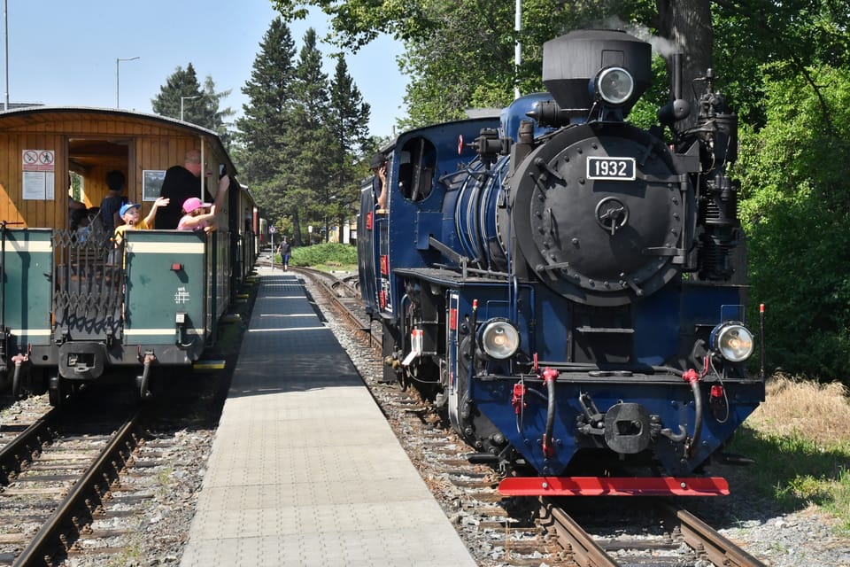 Parní lokomotiva za chvíli vyjede se zvláštním vlakem z Osoblahy zpátky do Třemešné. | Foto: Břetislav Tureček,  Radio Prague International