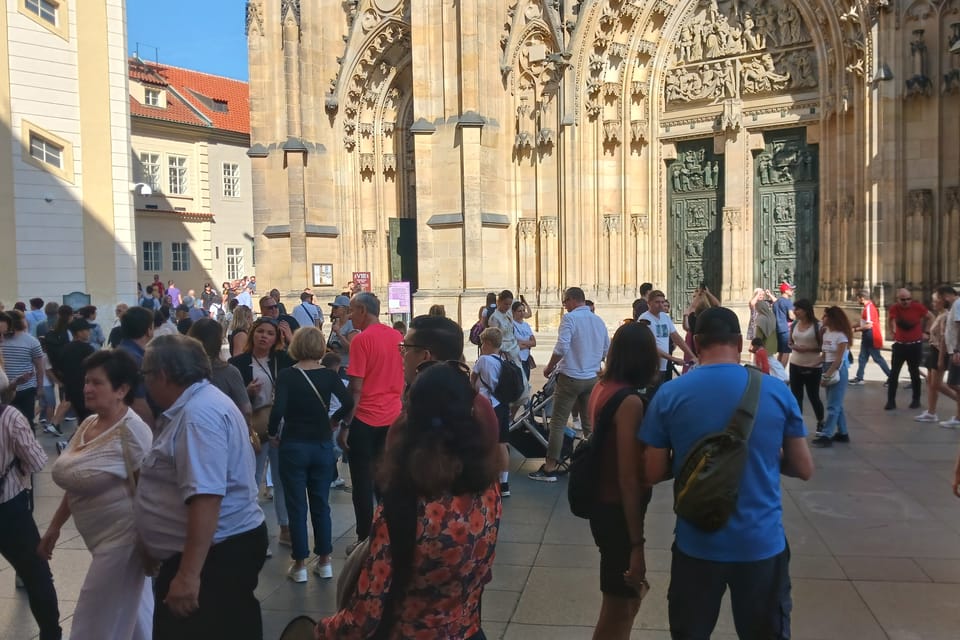 Turisté před chrámem svatého Víta | Foto: Lenka Žižková, Radio Prague International Turisté před chrámem svatého Víta | Foto: Lenka Žižková, Radio Prague International