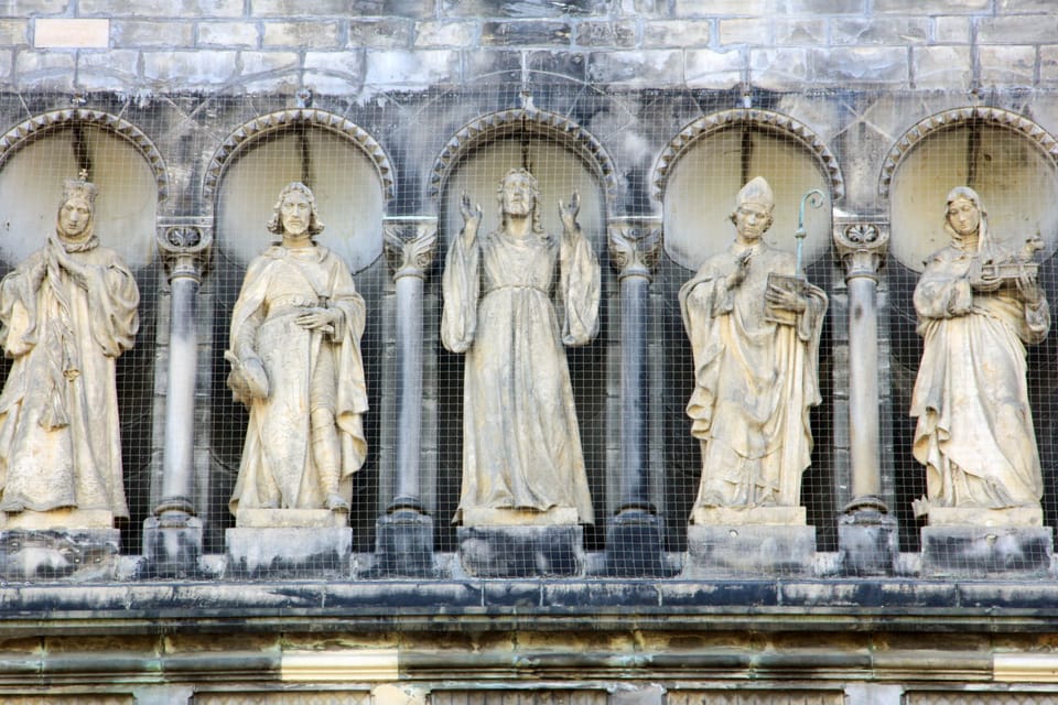 2, 2 metrů vysoká socha sv. Václav stojí v řadě světců hned vedle Kristovy sochy. Autorem je Čeněk Vosmík | Foto: Barbora Němcová,  Radio Prague International