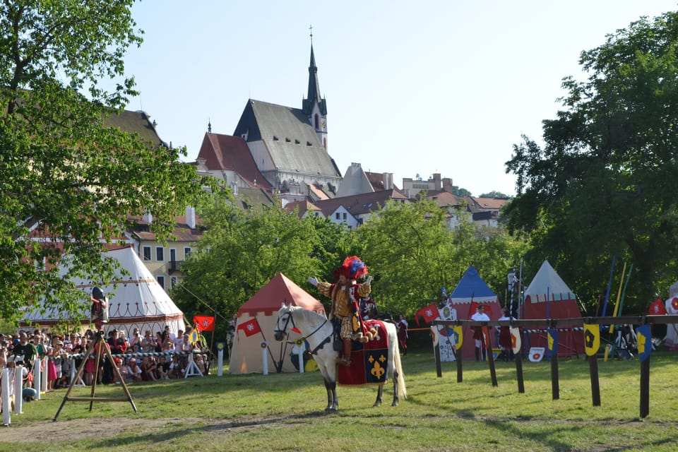 Historické centrum Českého Krumlova ožilo Slavnostmi pětilisté růže | Foto: Jaroslav Mach, Radio Prague International Historické centrum Českého Krumlova ožilo Slavnostmi pětilisté růže | Foto: Jaroslav Mach, Radio Prague International