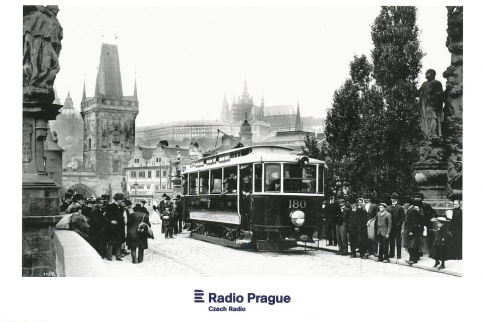 Tramvaj na Karlově mostě v letech 1905-1908,  foto: Dopravní podnik hlavního města Prahy